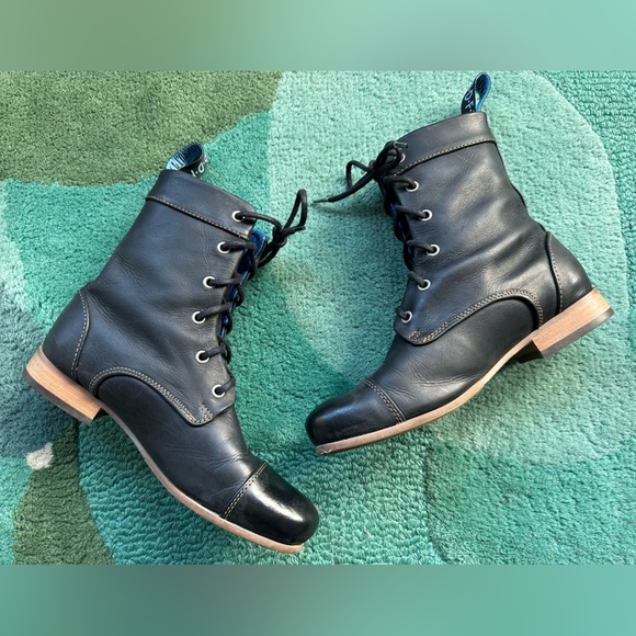 Fluevog EXCELLENT BBC Radio black lace-up boot w/ blue details - 8 (narrow) - Picture 9 of 16